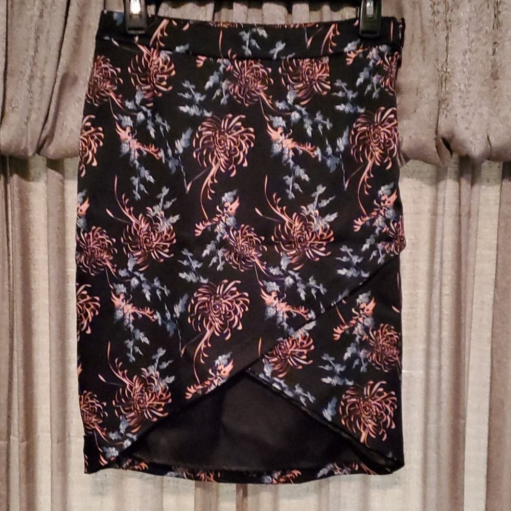 Silky lined hi low skirt great condion